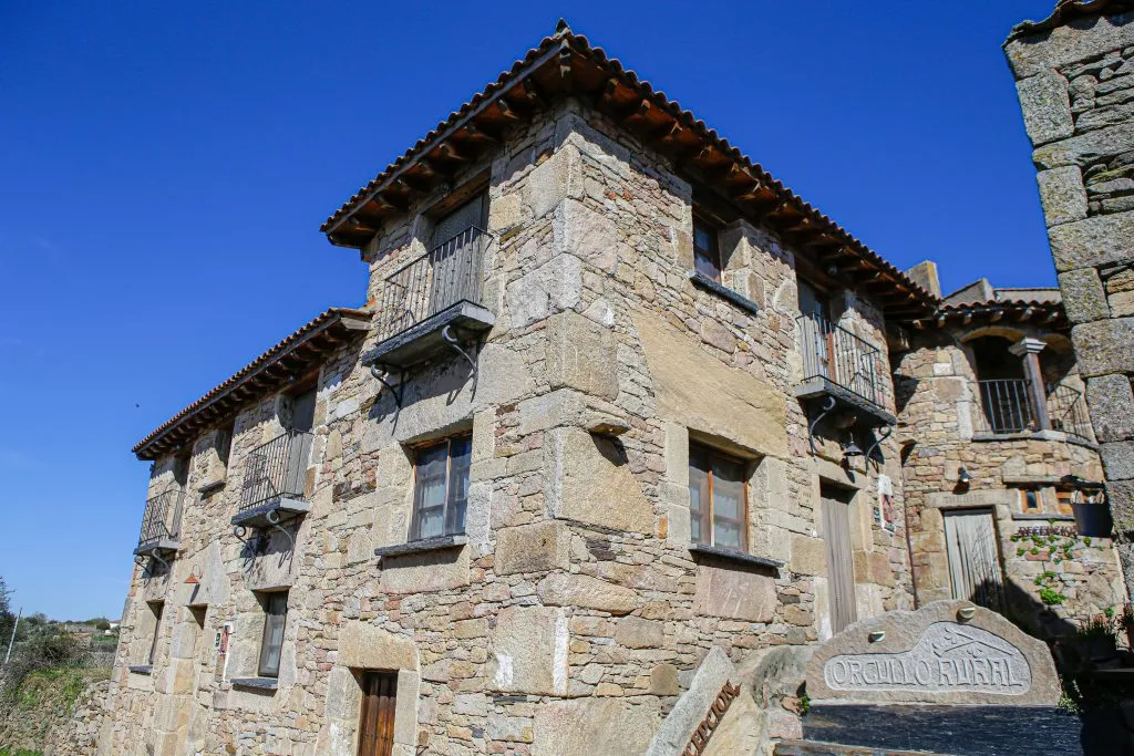 Exterior de Orgullo Rural con terraza y jardín